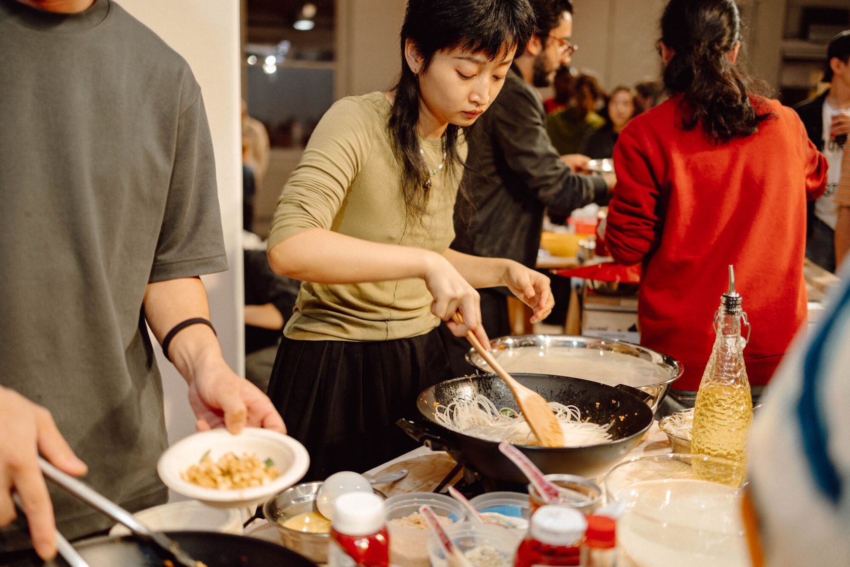 Rirkrit Tiravanija : A LOT OF PEOPLE