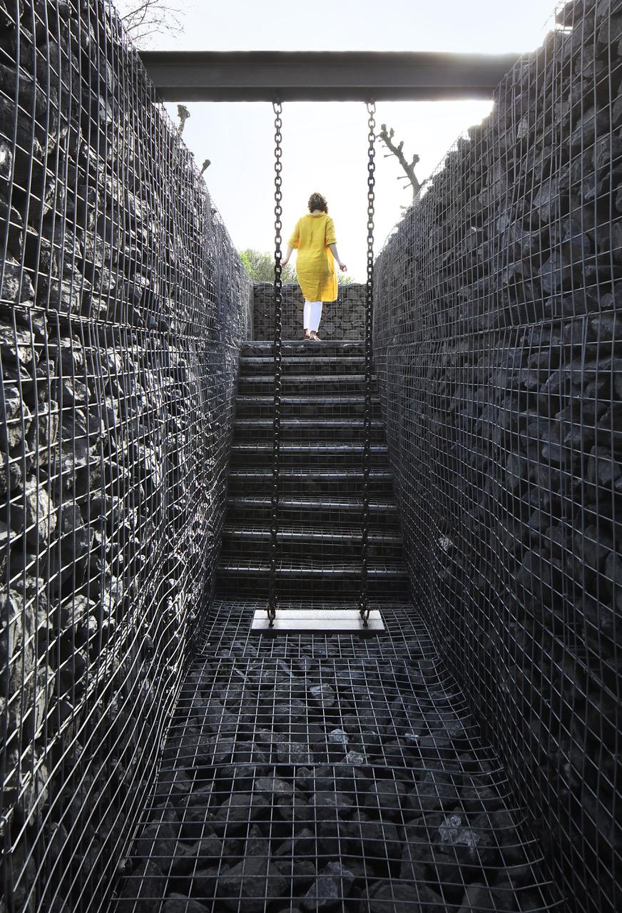 /media/uploads/news/2024/04/web/Mona_Hatoum__Filip_Dujardin_staand.jpg